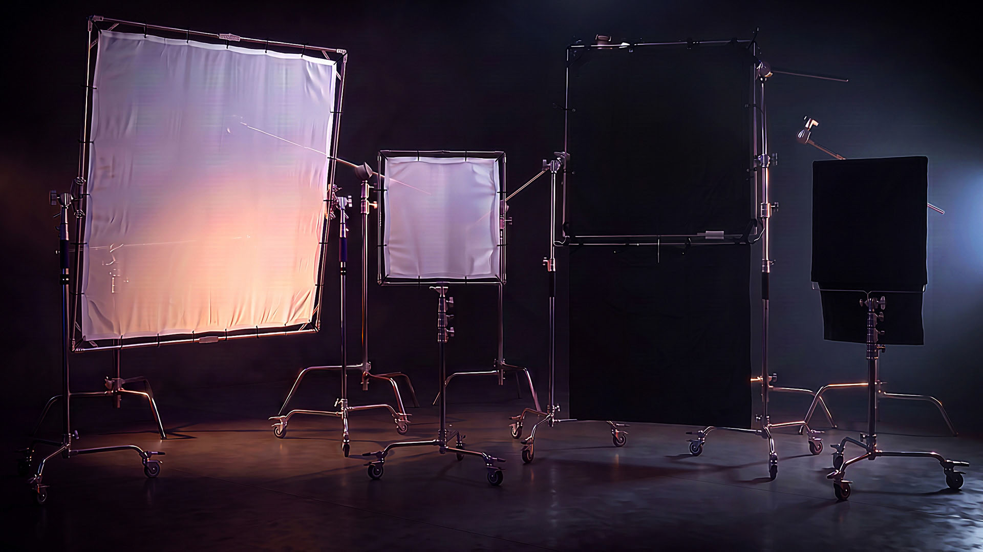 Stands, soies 8 x 8 et 12 x 12, floppy noirs et accessoires de tournage disponibles au Studio du Château pour les productions vidéo en studio.