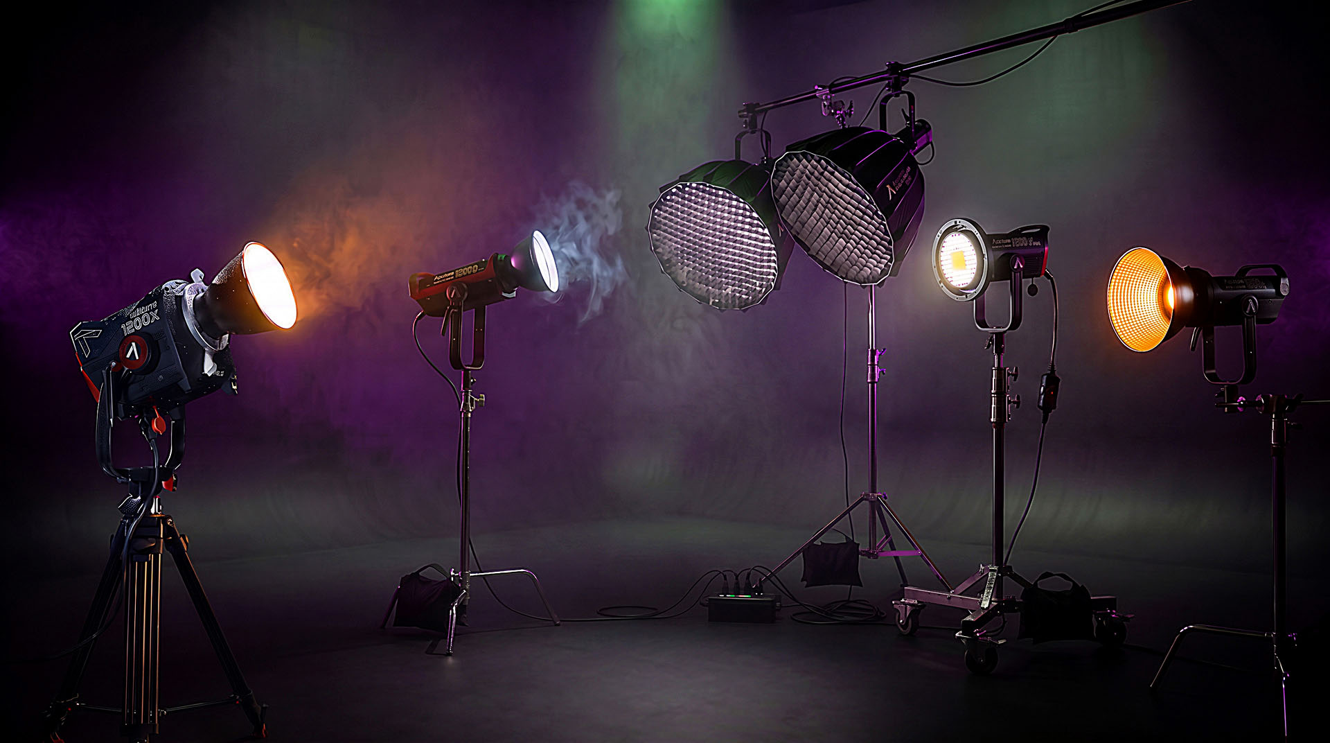 Systèmes d’éclairage Aputure disponibles au Studio du Château à Montréal pour les tournages vidéo, publicitaires, corporatifs, web et numériques.