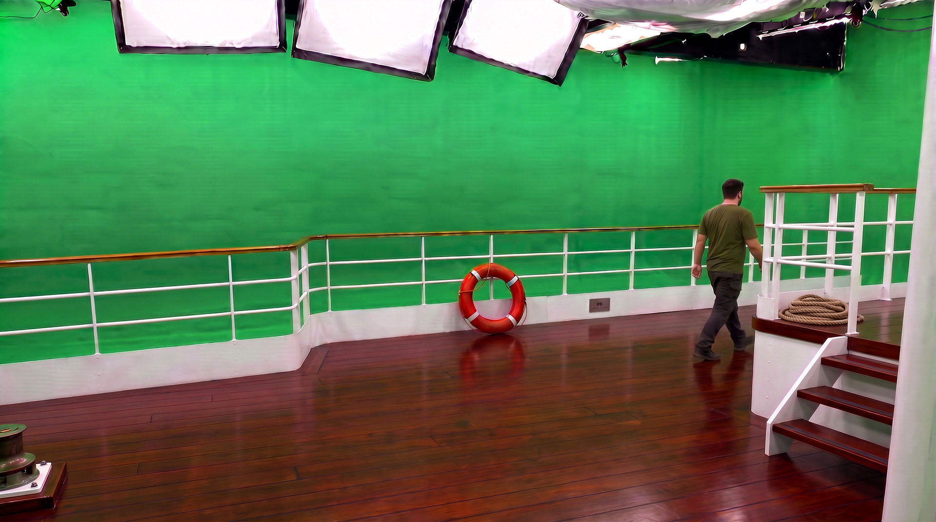 Pont de bateau installé sur fond vert au Studio du Château pour une production vidéo avec incrustation et remplacement du décor par un environnement d’océan.